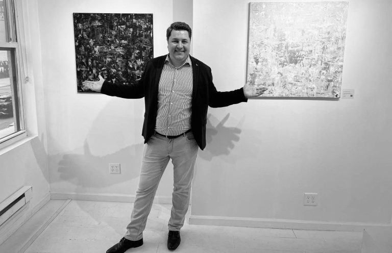 Über Ben Plaumann Maler Ben Plaumann vor zwei seiner abstrakten Acrylbilder in der Ausstellung Act 1 Galeria Azur New York, Schwarz-Weiß-Foto